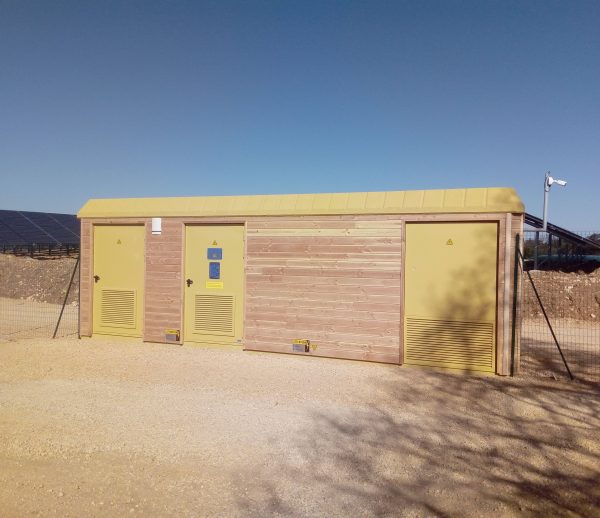 Habillage en douglas Poste de transformation centrale photovoltaïque